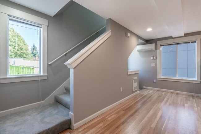 Building Photo - 2bd/2.5ba Seattle Townhome