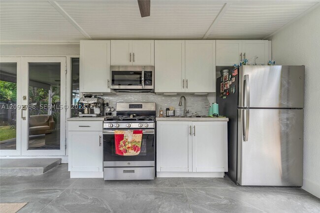 Building Photo - 9530 Jamaica Dr