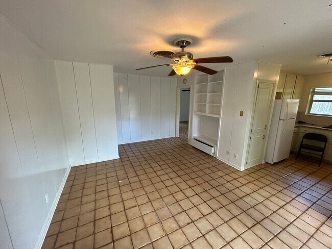 Building Photo - 3 Bedroom 2 Bath House in Corpus Christi! ...