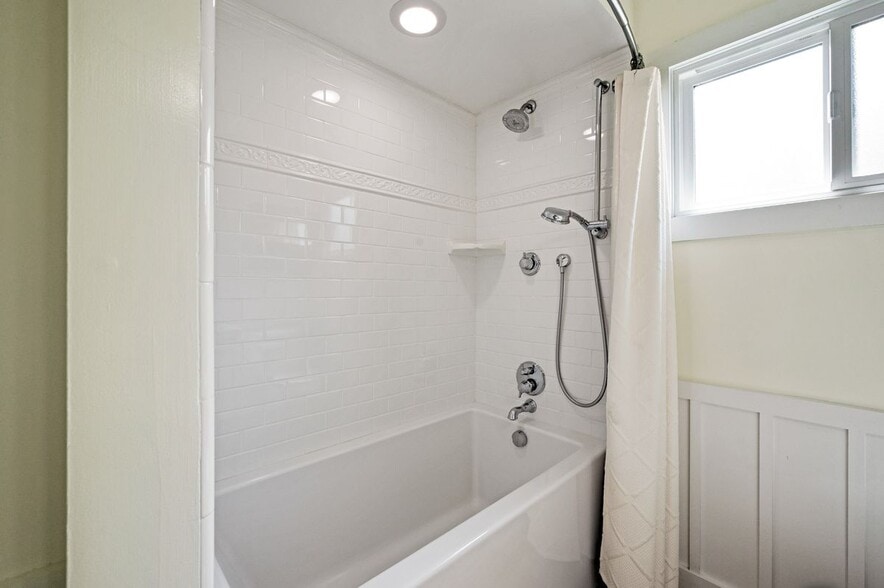 Building Photo - 413 N Paulina Ave