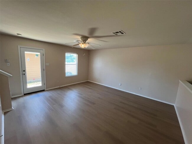 Building Photo - 513 Crater Lake Dr