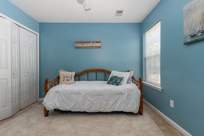 Building Photo - Spacious home located in the beautiful and...