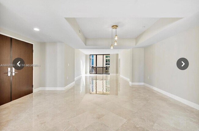 Building Photo - 16275 Collins Ave
