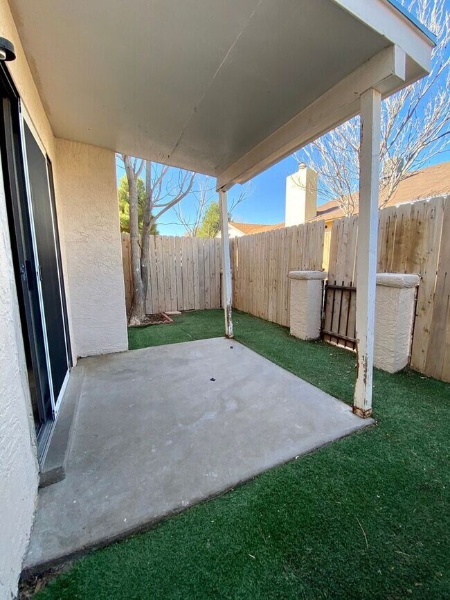 Building Photo - 2 Bedroom Townhome with Refrigerated Air