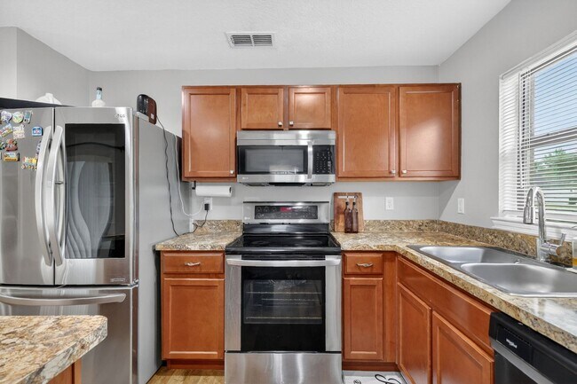 Building Photo - Available June 15th! 3BR Home in Tavares with Huge Backyard