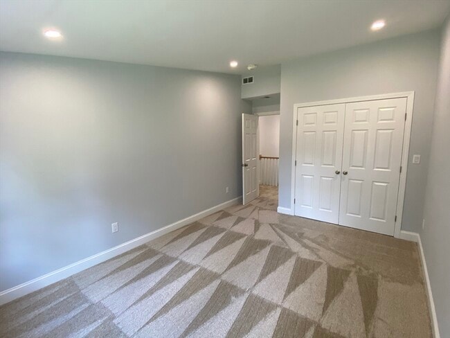 Building Photo - 97 Edgebrook Rd