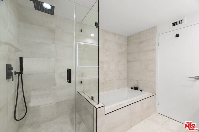 Building Photo - 1118 3rd St