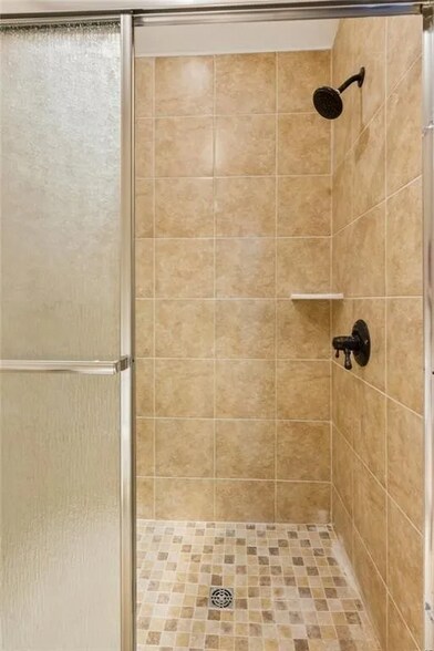 Building Photo - 1616 Maple Ridge Dr