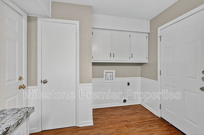 Building Photo - 105 E Ford St