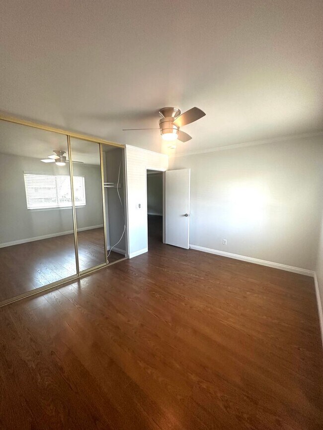 Building Photo - For Lease- Cozy and comfortable Two Bedrooms top floor unit