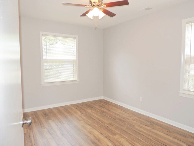 Building Photo - Breathtaking 3 bedroom, 1 bath Mayfield He...