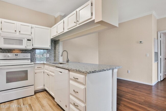 Building Photo - Condo Close to the Beach