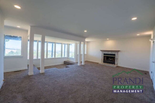 Building Photo - 645 Fawn Dr