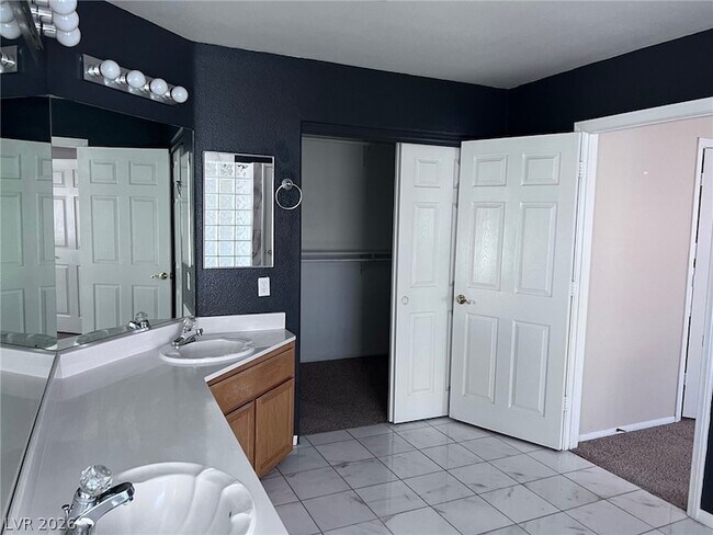 Building Photo - 2817 Via Avanti St