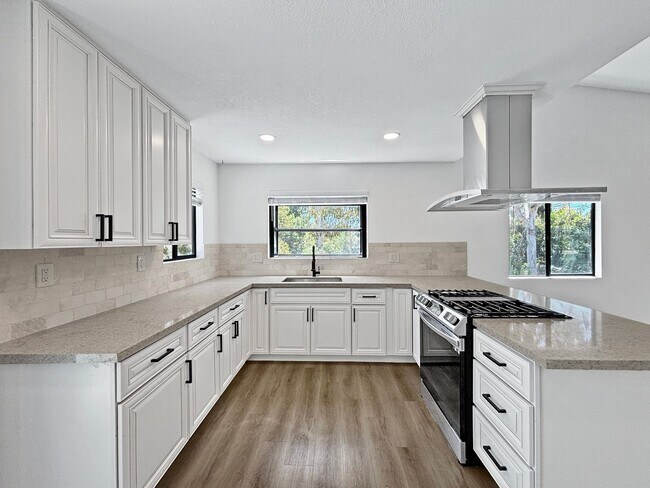 Building Photo - Charming & Spacious 2BD/2.5BA House in Nor...