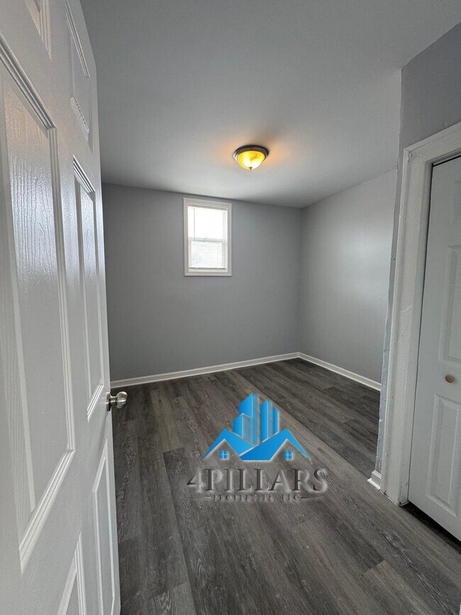 Building Photo - 3904 Deodar St