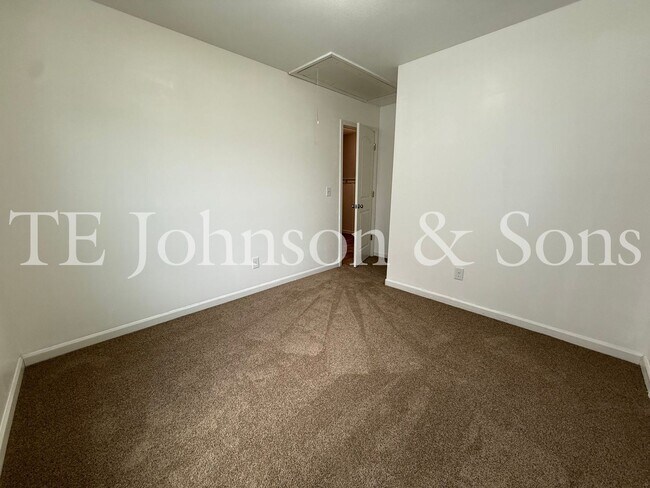 Building Photo - Modern Comfort with Vaulted Ceilings & Garage in Winston-Salem