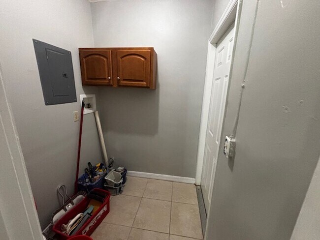 Building Photo - 2 or could be 3 bedroom -1 bath home in Deltona