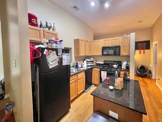 Building Photo - Beautiful 2BD/2BTH CONDO IN THE LOOP!
