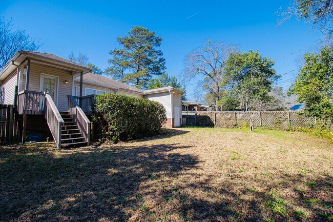 Building Photo - Charming 3 Bedroom, 2 Bathroom in Rosewood - Available May 2026!