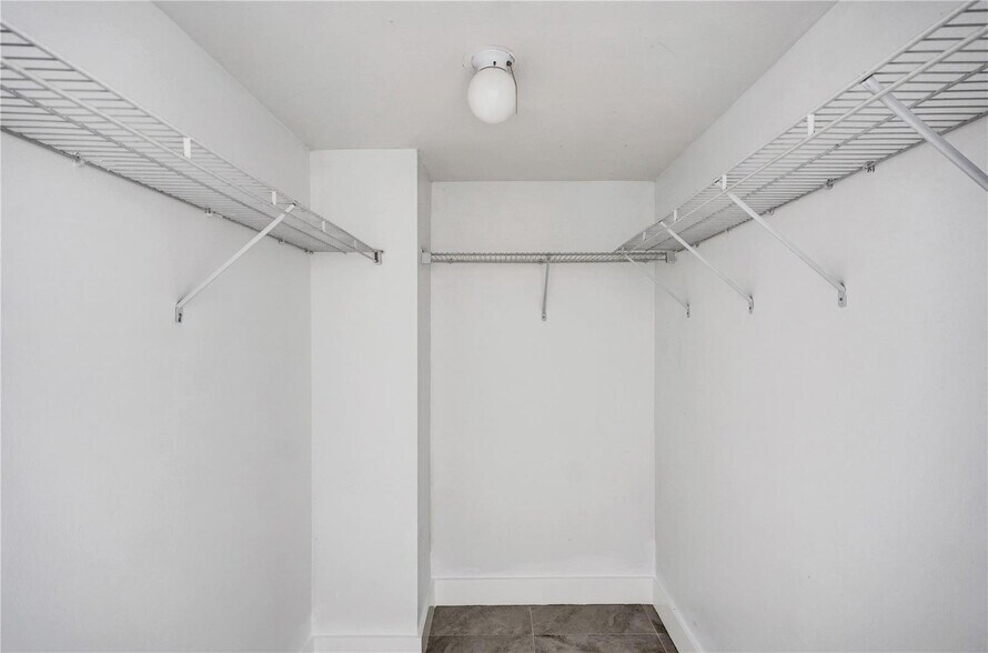 Building Photo - 14951 Royal Oaks Ln