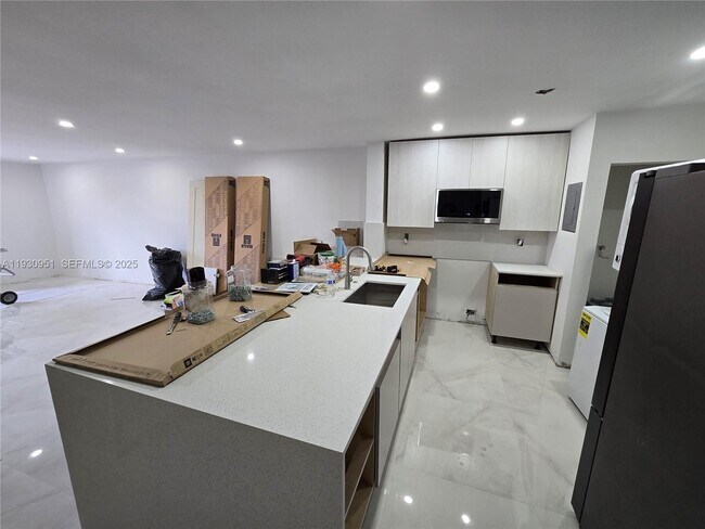 Building Photo - 1800 W 54th St