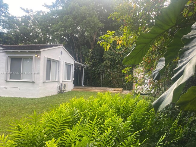 Building Photo - 350 Hibiscus Dr