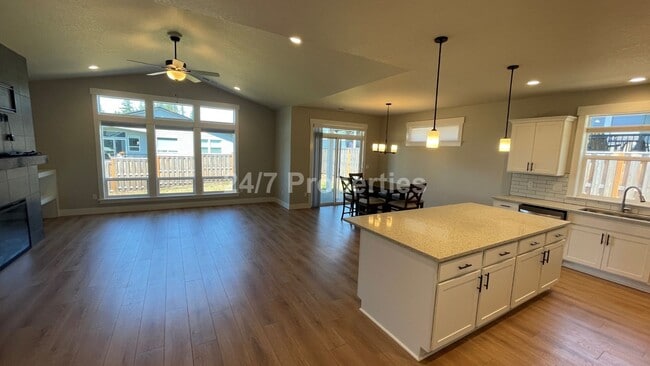 Building Photo - Modern 3 BD | 2 BA Home w/ Bonus Room - Es...