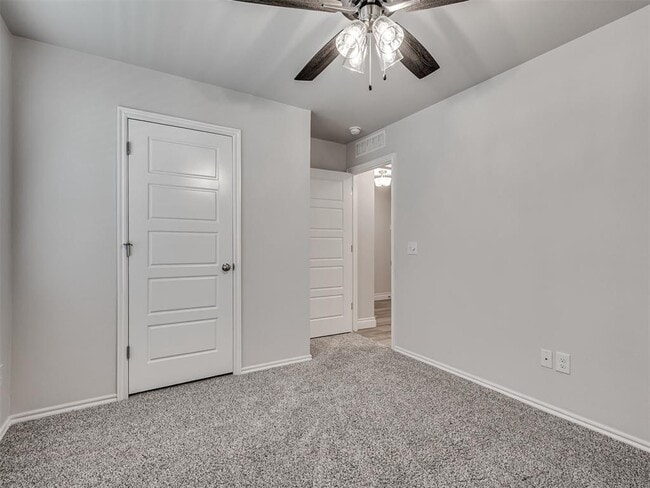 Building Photo - 417 Pergola St