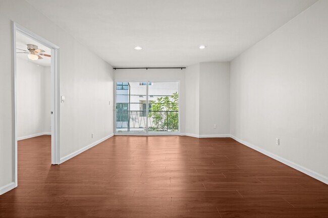 Building Photo - RECENTLY RENOVATED | 3 BED 2 BATH WITH BALCONY & PARKING