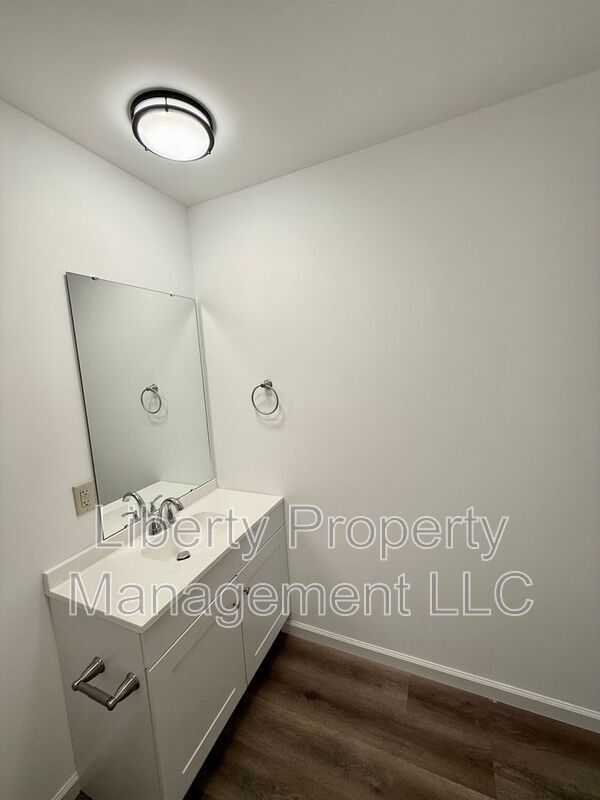 Building Photo - 534 E 6th Ave