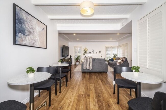 Building Photo - 3440 Oak Knoll Blvd