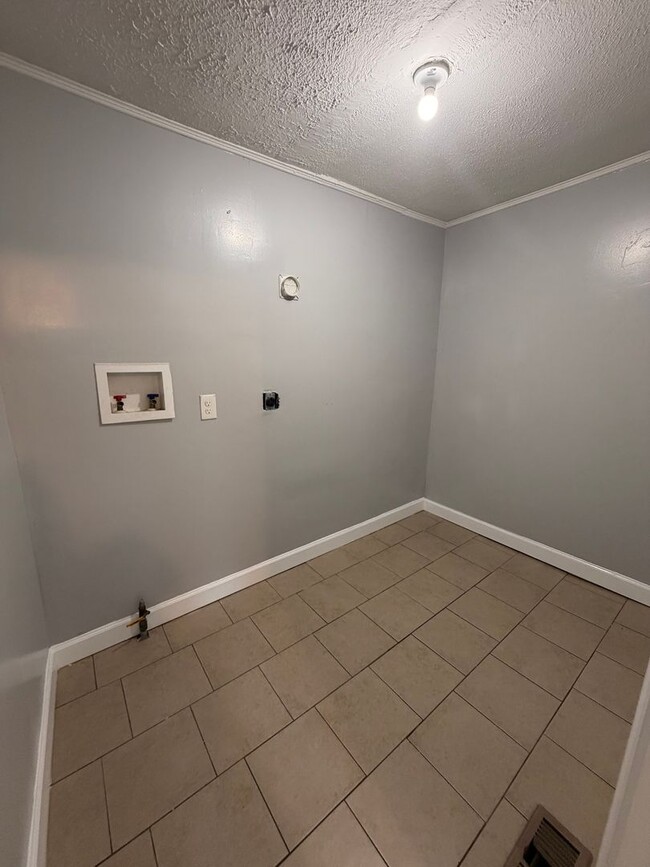 Building Photo - 1803 Homberg Ave