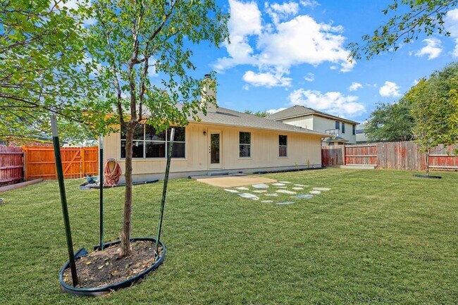 Building Photo - 1208 Lochaline Loop