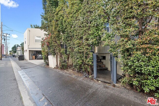 Building Photo - 420 S Beverwil Dr