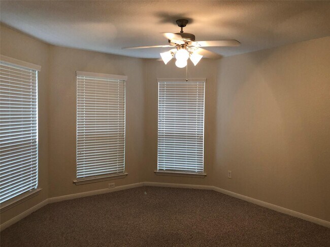 Building Photo - 26 Prairie Oak Dr