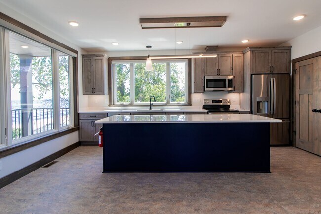 Building Photo - AVAILABLE AUGUST - Beautifully Renovated 2 bed/1bath Home on PARK POINT