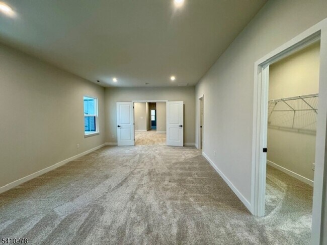 Building Photo - 61 Willow Ln