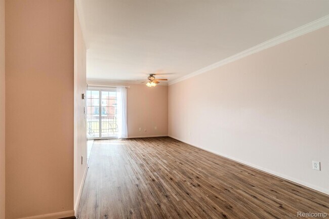 Building Photo - 474 Fox Hills Dr S