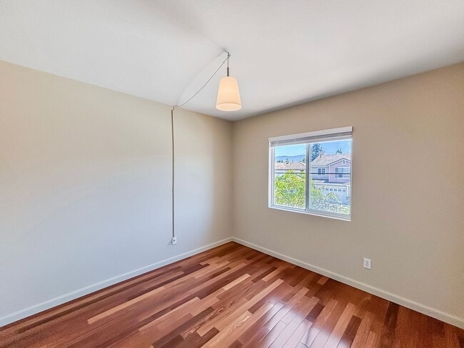 Building Photo - Beautiful 4BD/2.5BA House in Eastlake W/ O...