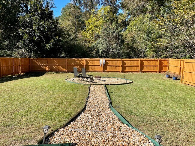 Building Photo - Beautiful newly renovated 3 bedroom 2 bath...