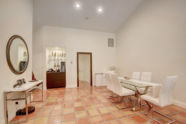 Building Photo - 4666 Fountains Dr S