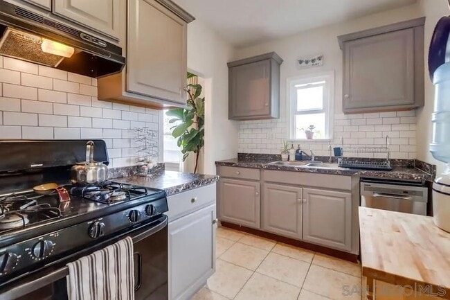 Building Photo - 3891 Superba St