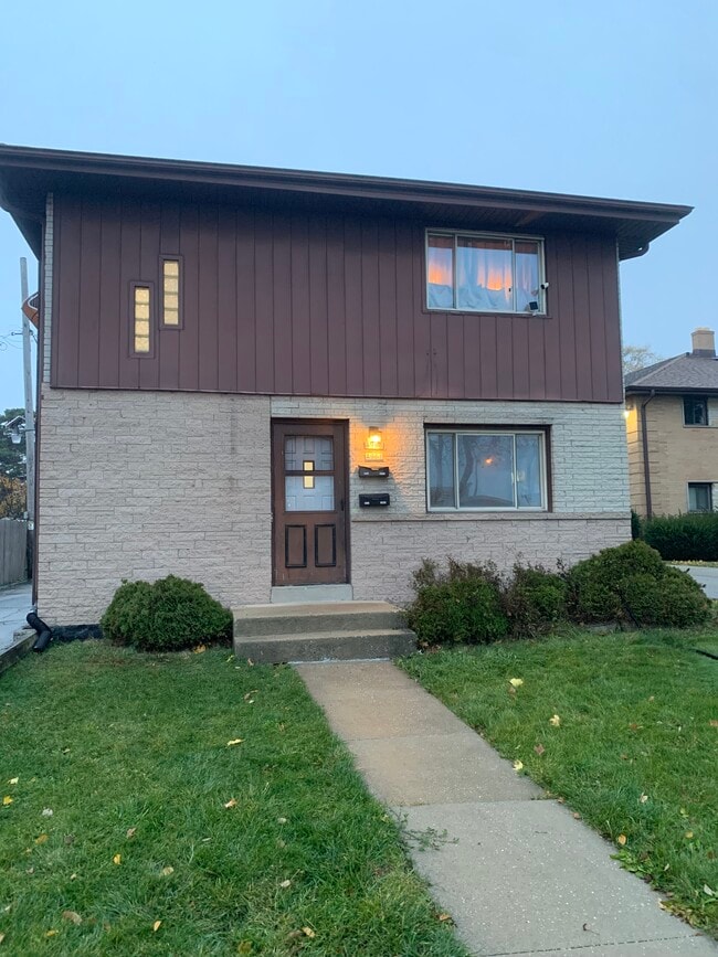 Building Photo - 4961 S 13th St