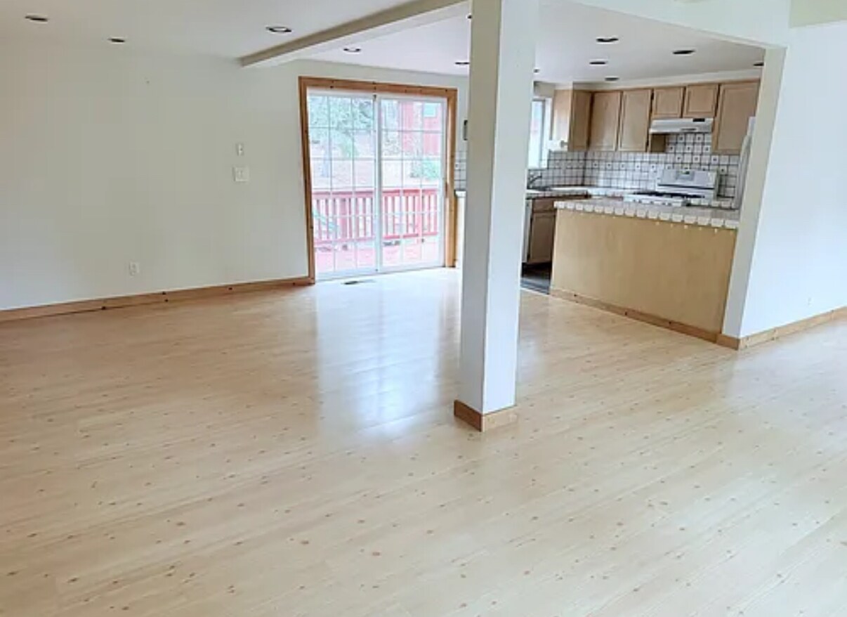 Building Photo - 11881 Pine Forest Rd