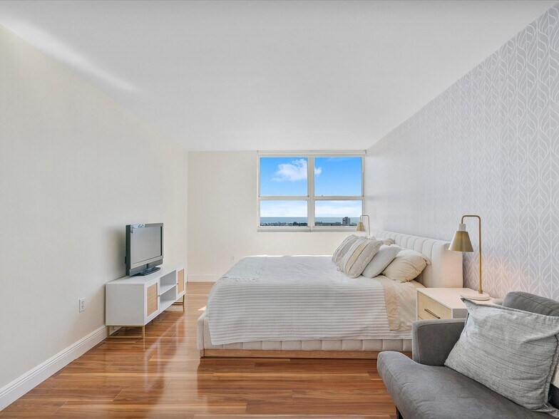 Building Photo - 650 West Ave