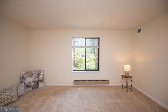Building Photo - 15301 Beaverbrook Ct