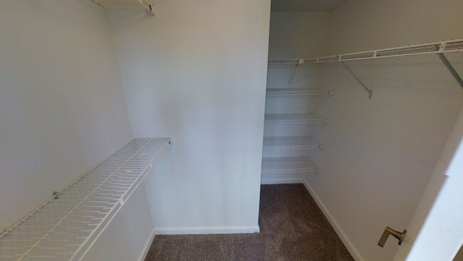 Walk In Closet - Lakestone
