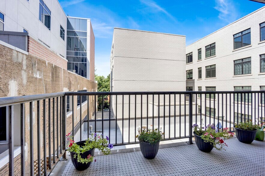Building Photo - 2042 N Clark St