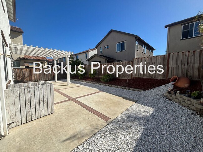 Building Photo - Three Bedroom Home in Hollister